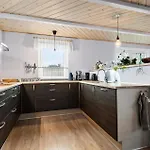 2 Bedroom Beautiful In Casa de Férias Hovborg