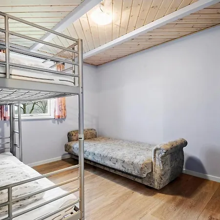 2 Bedroom Beautiful In Casa de Férias *