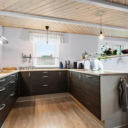 2 Bedroom Beautiful In Casa de Férias Hovborg