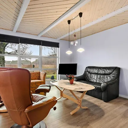 2 Bedroom Beautiful In Casa de Férias