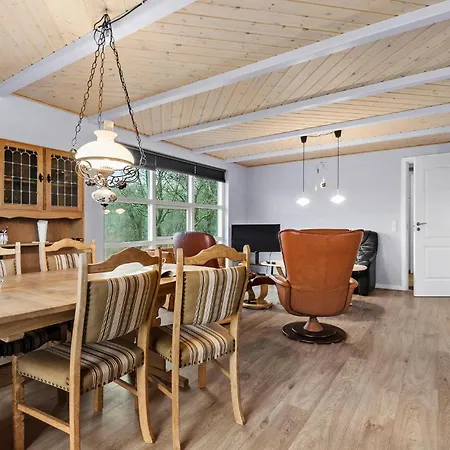 2 Bedroom Beautiful In Casa de Férias *