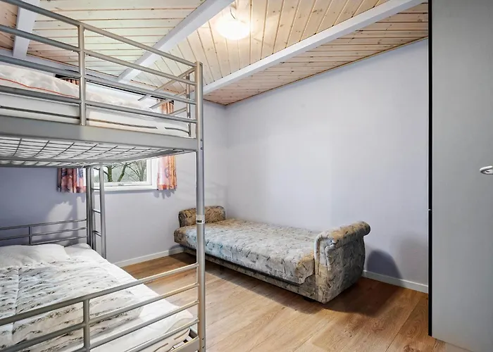 2 Bedroom Beautiful In Holiday home *