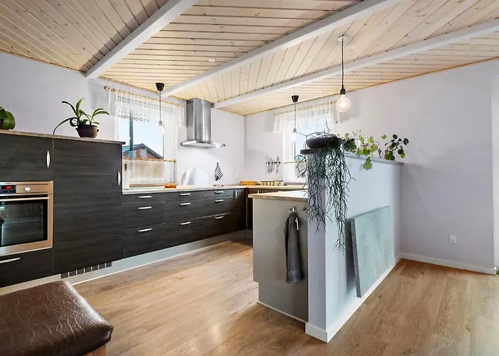 2 Bedroom Beautiful In Holiday home